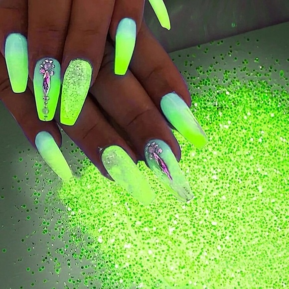 Glow in the Dark Blue or Green Light Luminous Nail Powder Glitter - Picture 4 of 6